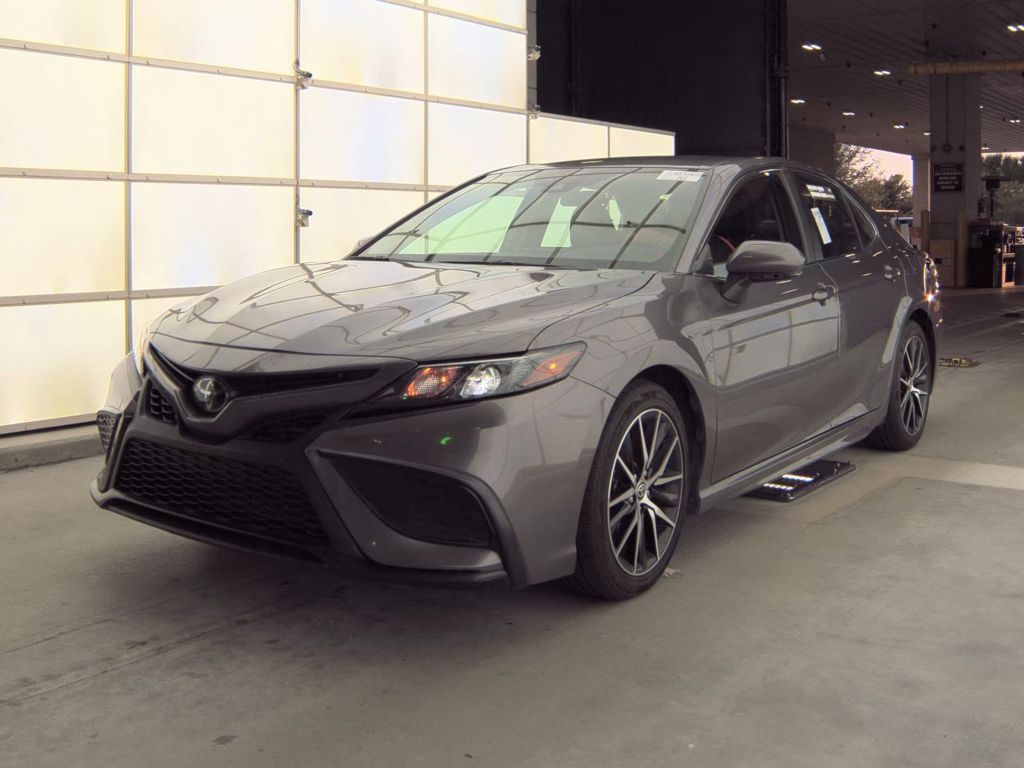 2024 Toyota Camry SE's photo