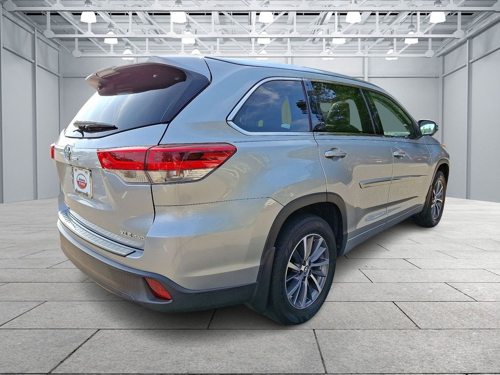Thumbnail: 2018 Toyota Highlander - 4