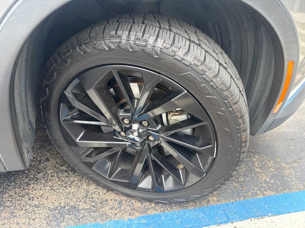 Used 2022 Gray Mitsubishi SE image 5