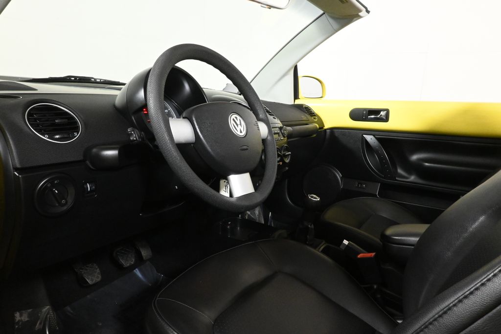 2008 Volkswagen Beetle S 23