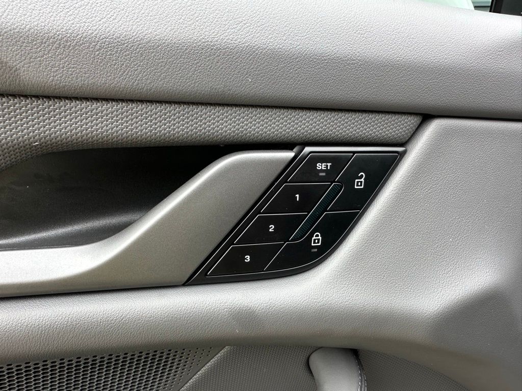 Thumbnail: 2025 Porsche Taycan - 20