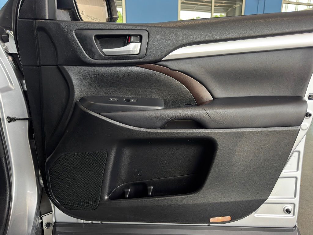 2015 Toyota Highlander XLE V6 Silver at Autostrade