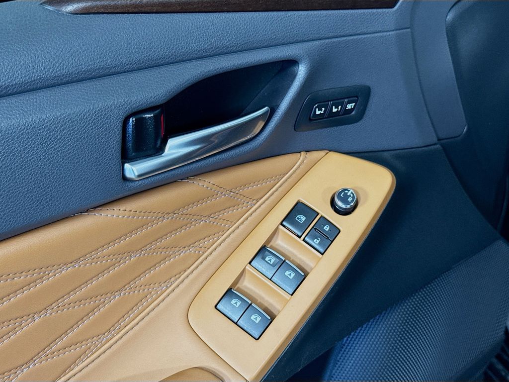 Thumbnail: 2020 Toyota Avalon - 18