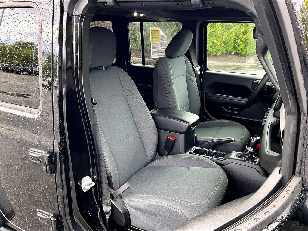 2024 Jeep Wrangler — photo 11