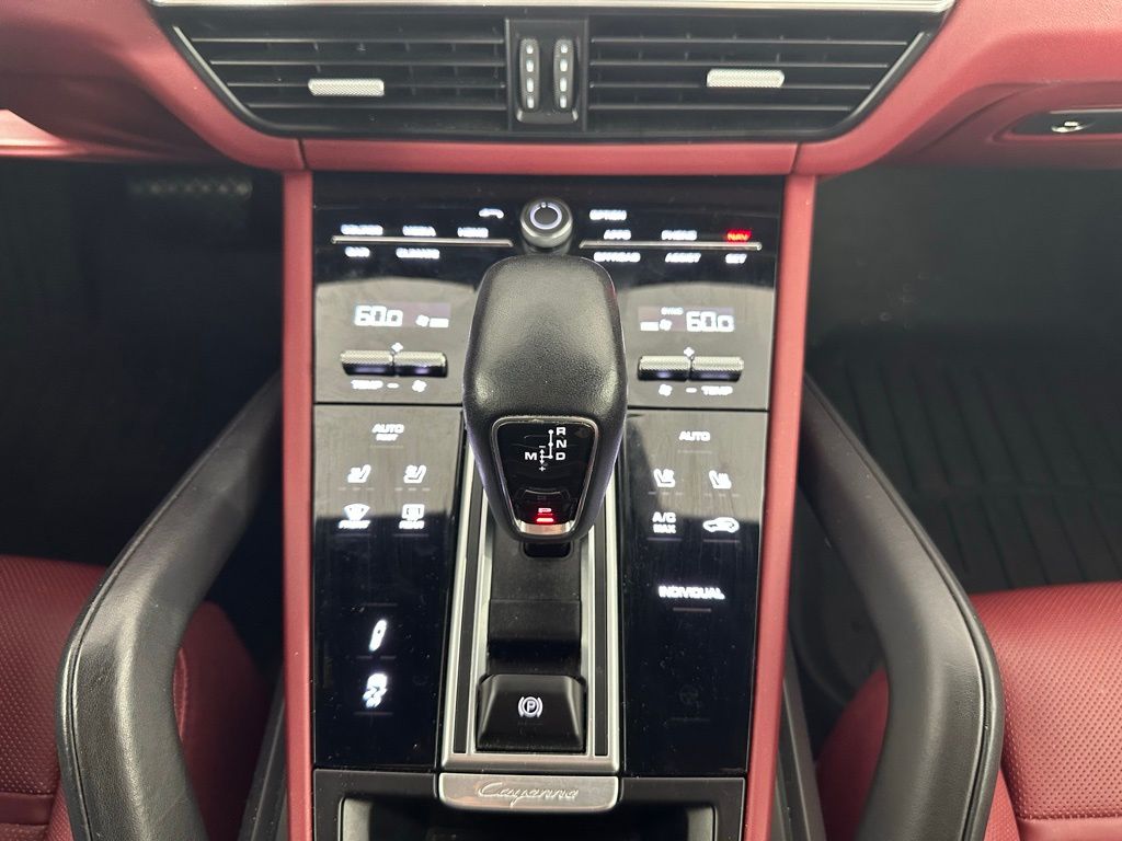 Thumbnail: 2022 Porsche Cayenne - 22