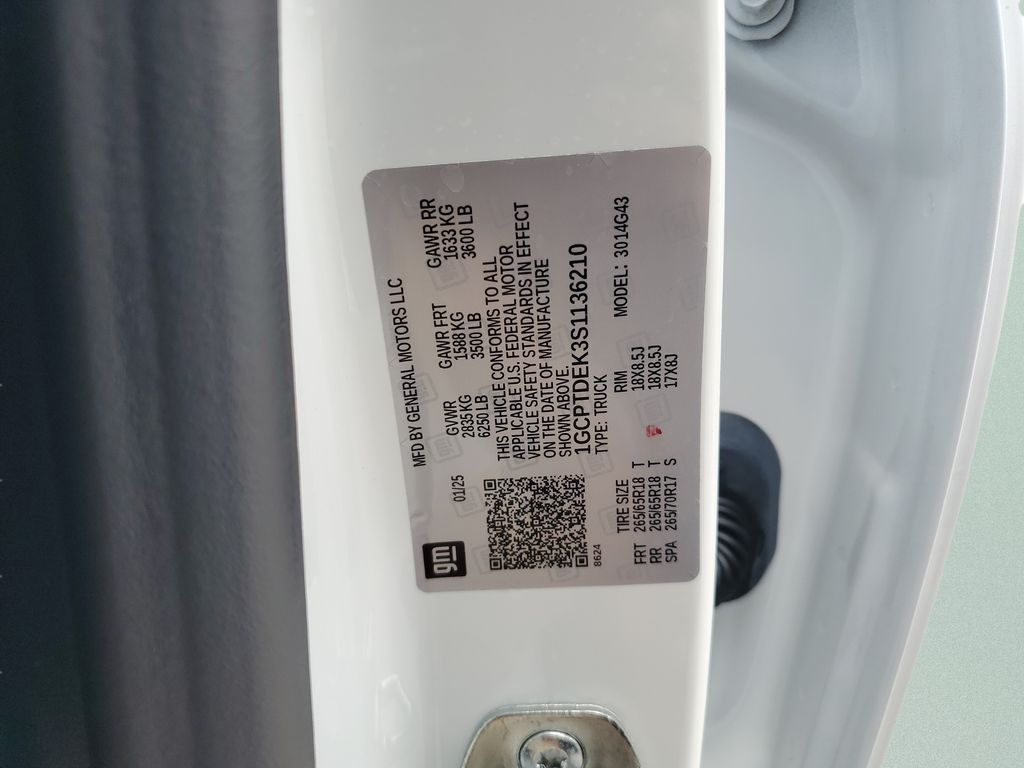 Certified Used 2025 White Chevrolet Z71 image 24