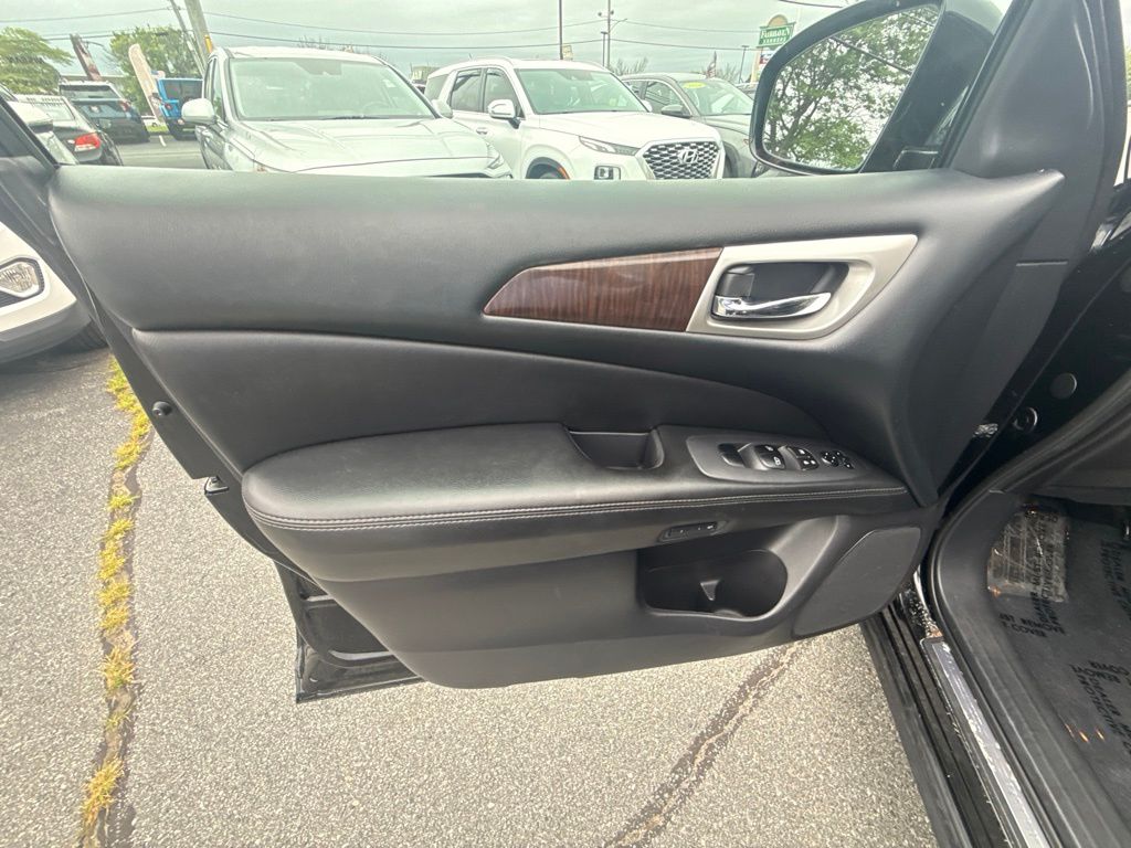 Used 2014 Black Nissan SL image 18