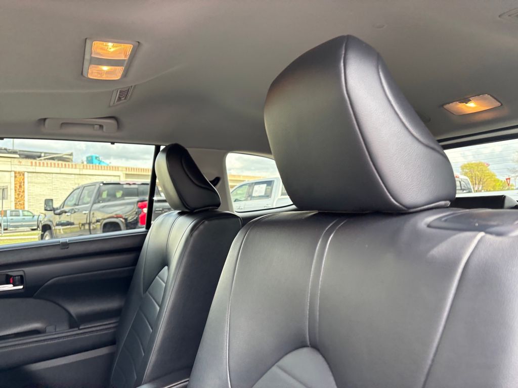 Used Car 2024 Toyota Highlander  Xle For Sale Under $50,000 In Austin, Texas