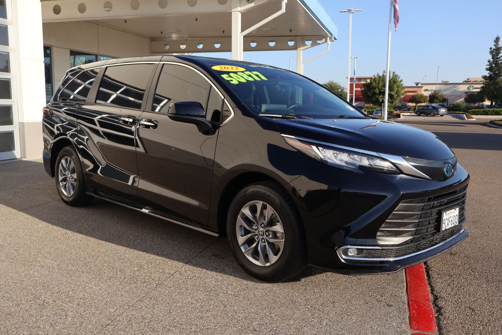 2022 Toyota Sienna XLE 3