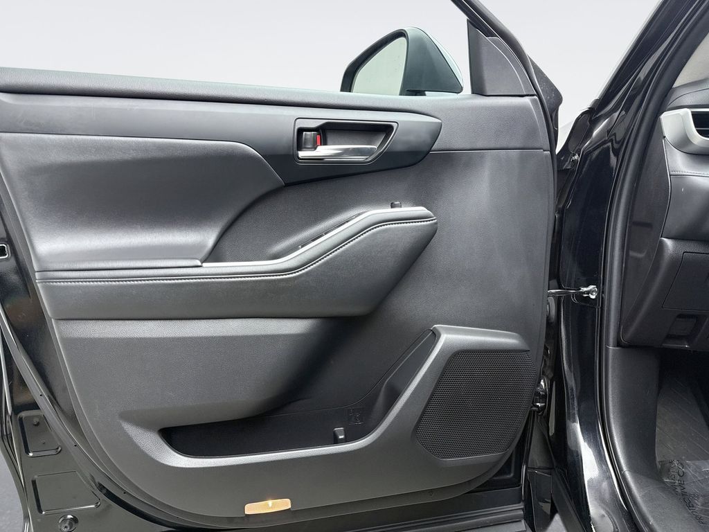 Thumbnail: 2023 Toyota Highlander - 9