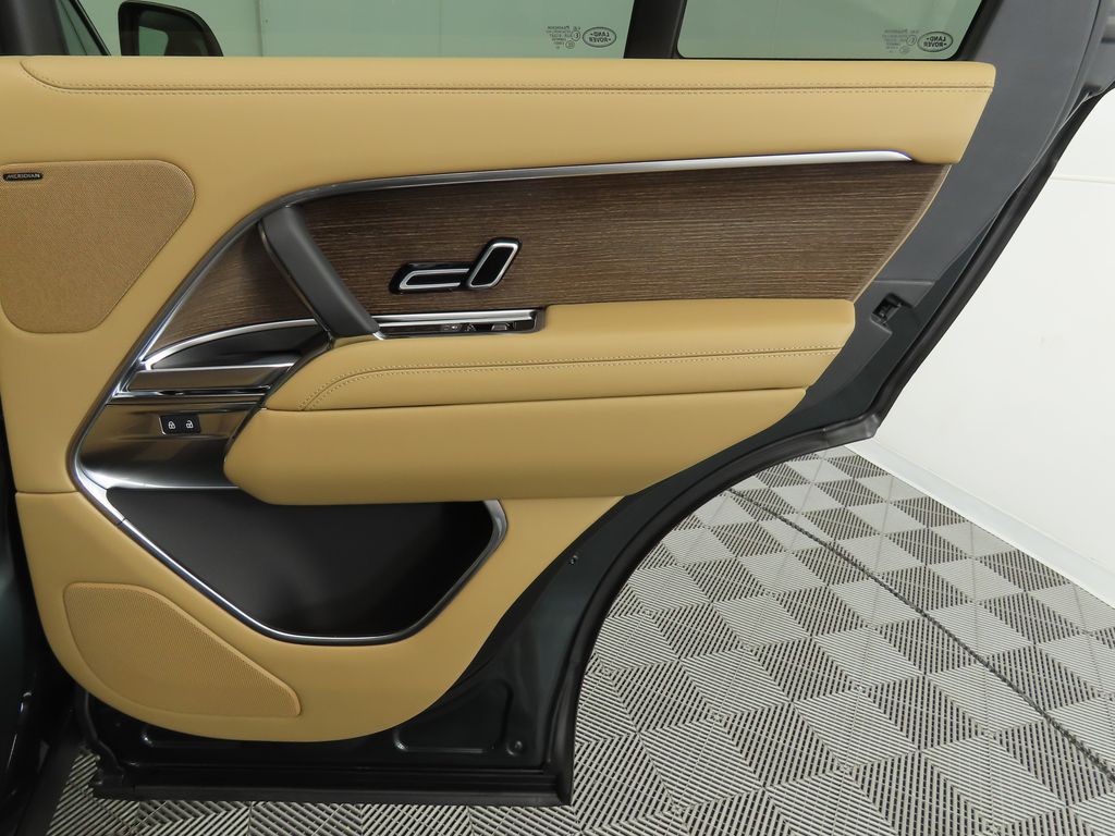 2025 Land Rover Range Rover SE 27