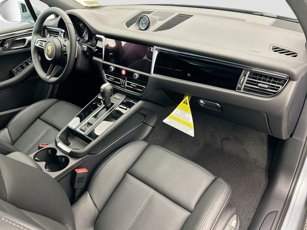 Thumbnail: 2026 Porsche Macan - 20