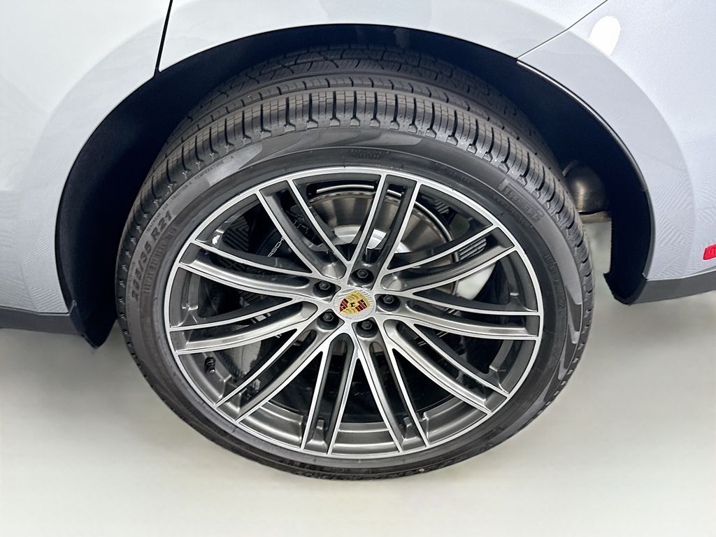 Thumbnail: 2026 Porsche Macan - 32