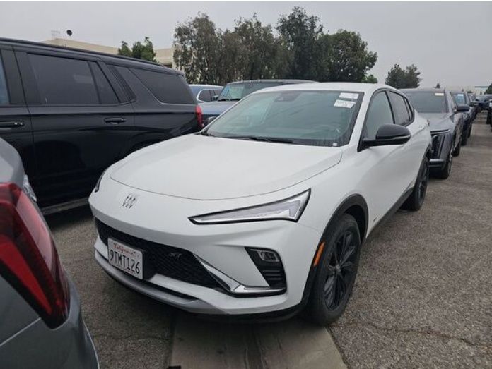 Summit White 2025 Buick Envista SUV / Crossover Front-Wheel Drive 6-Speed Automatic