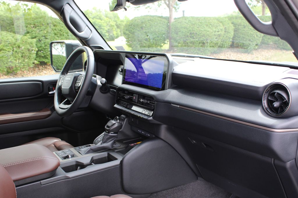 Used 2025  Toyota Base image 39