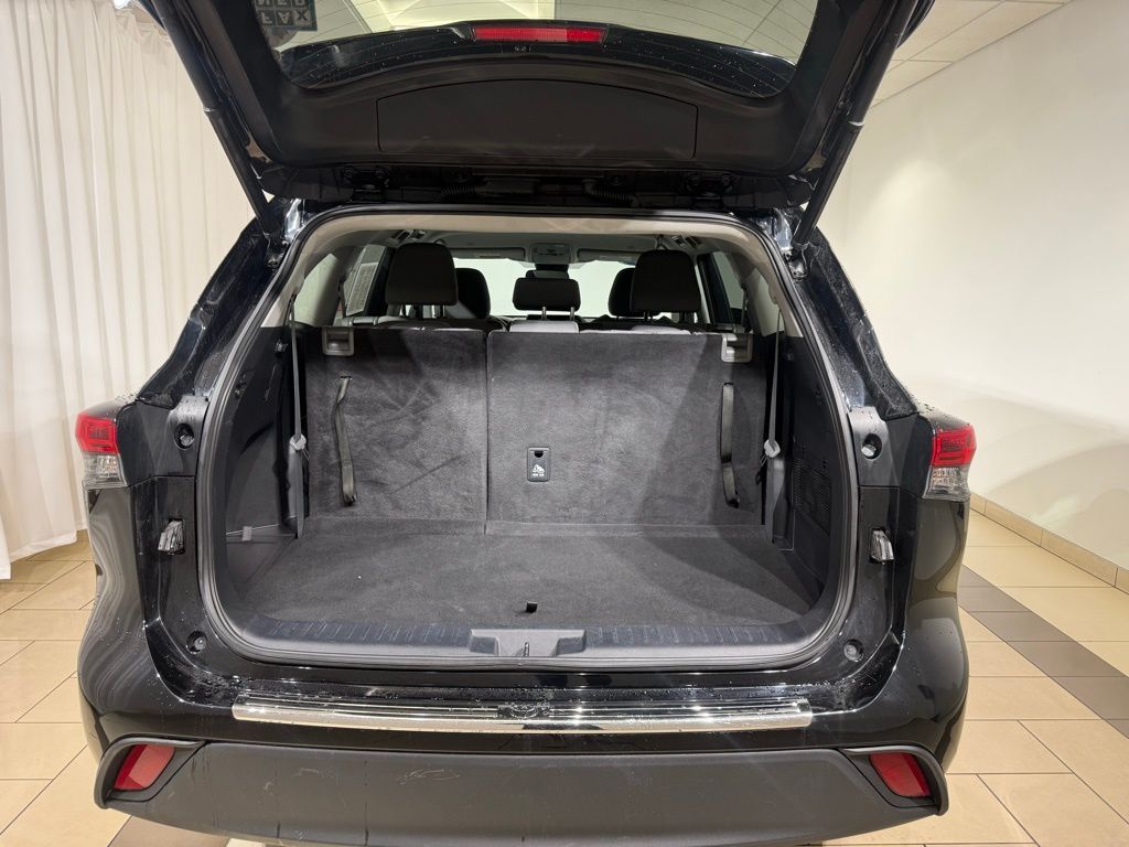 2023 Toyota Highlander LE 12