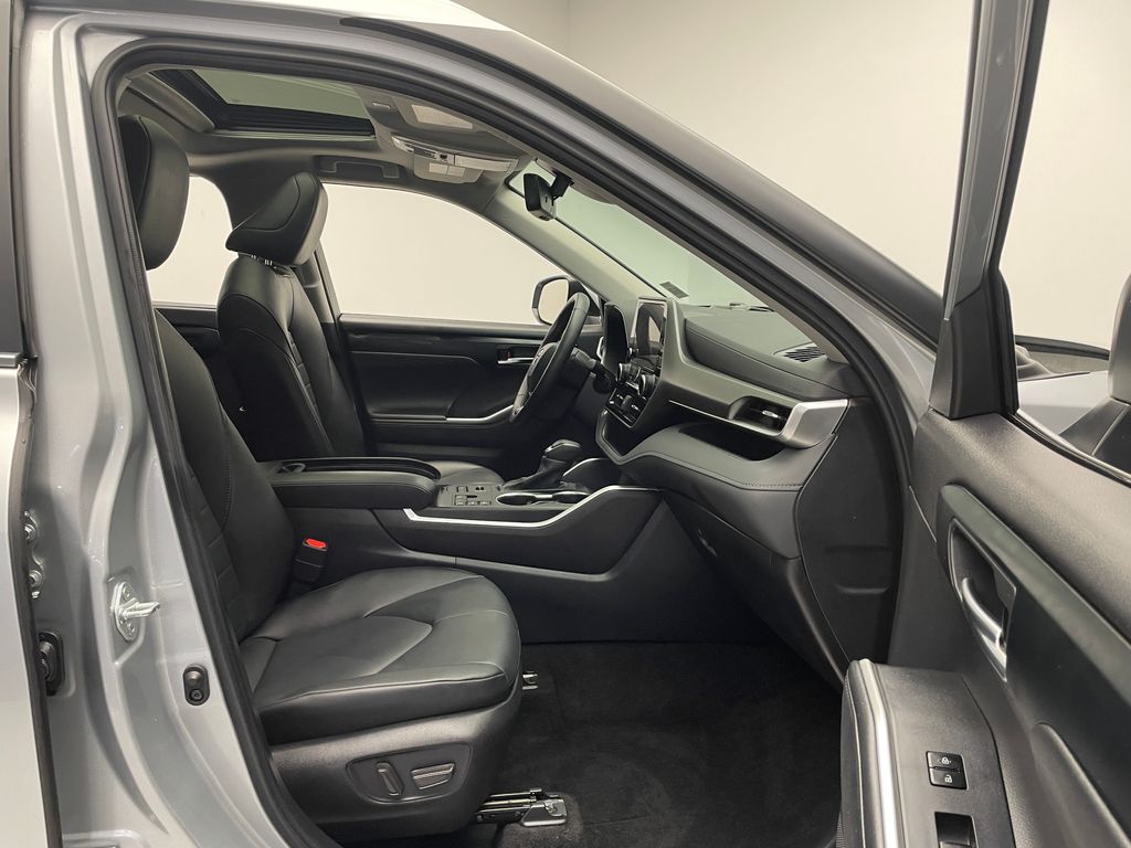2024 Toyota Highlander XLE 17