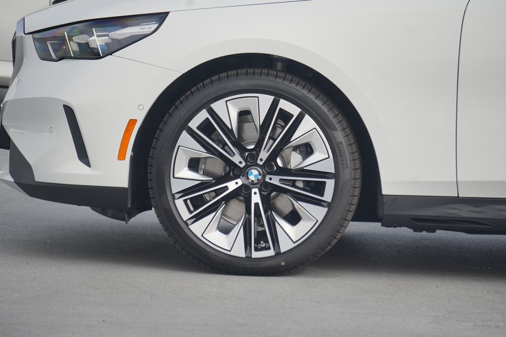 Thumbnail: 2025 BMW 5 Series - 5