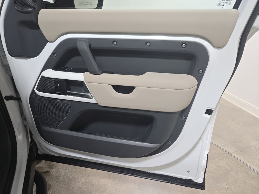 Used 2023  Land Rover S image 23