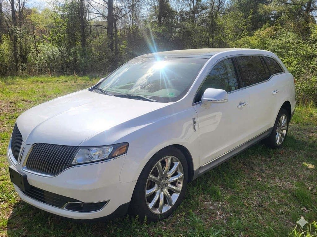 White Platinum Clearcoat 2011 Lincoln MKT FWD SUV / Crossover Front-Wheel Drive 6-Speed Automatic