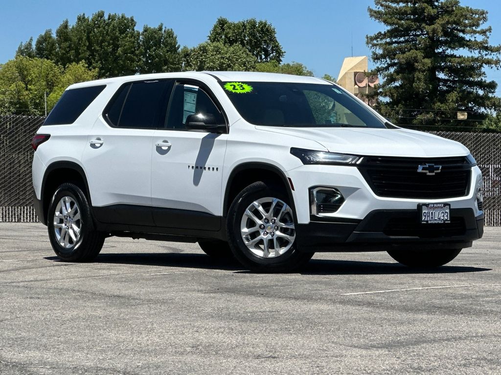 Summit White 2023 Chevrolet Traverse SUV / Crossover Front-Wheel Drive 9-Speed Automatic