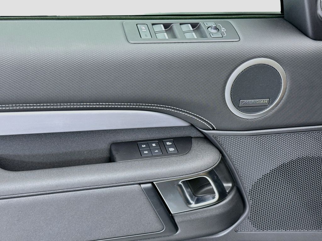 Thumbnail: 2026 Land Rover Discovery - 23