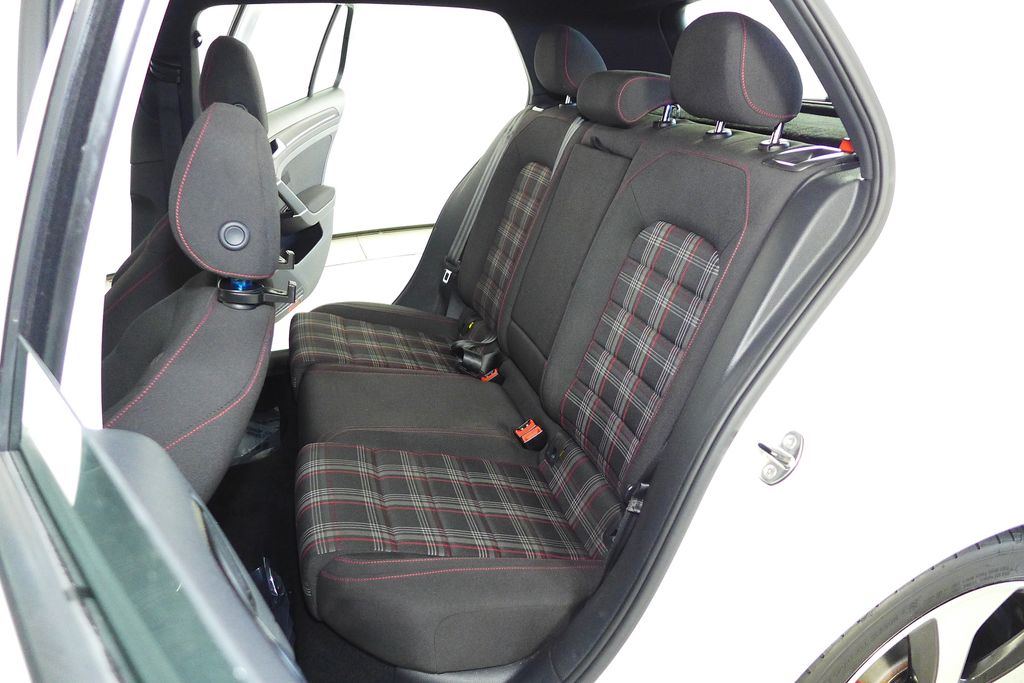 Thumbnail: 2016 Volkswagen Golf - 20