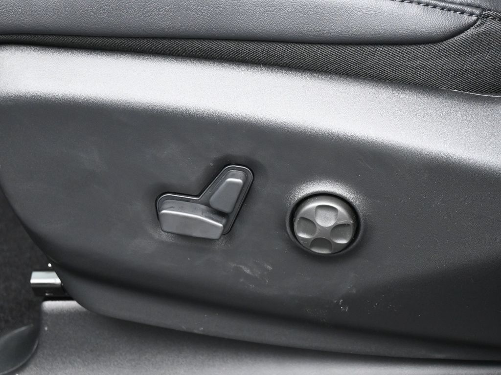 New 2026 Bright White Clearcoat Chrysler Select image 12