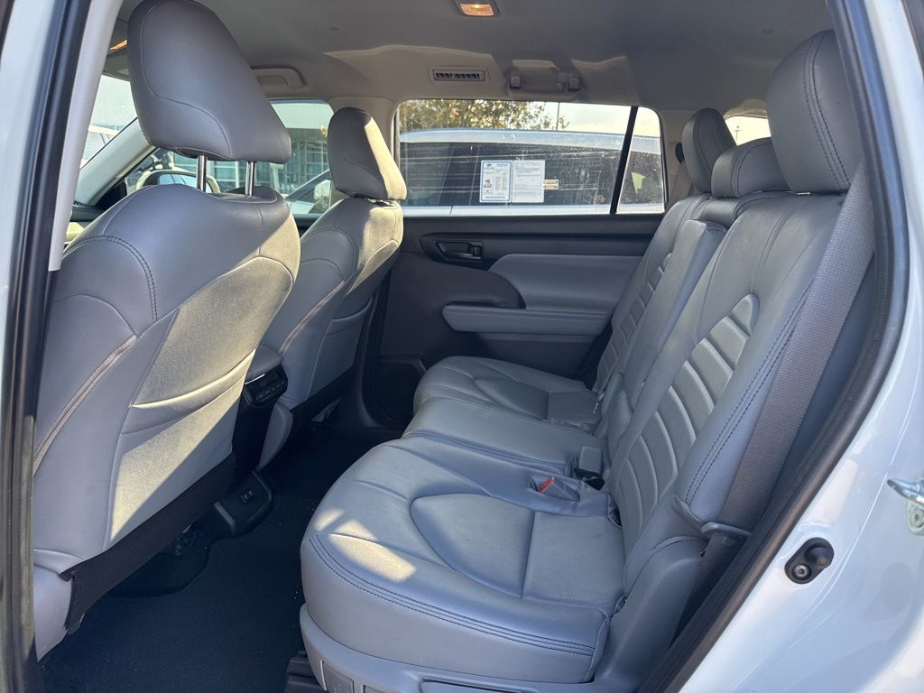 2021 Toyota Highlander LE White at Autostrade