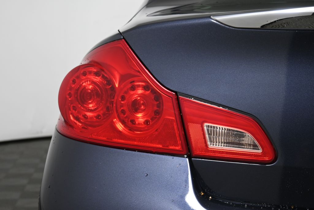 2011 INFINITI G37 X 11