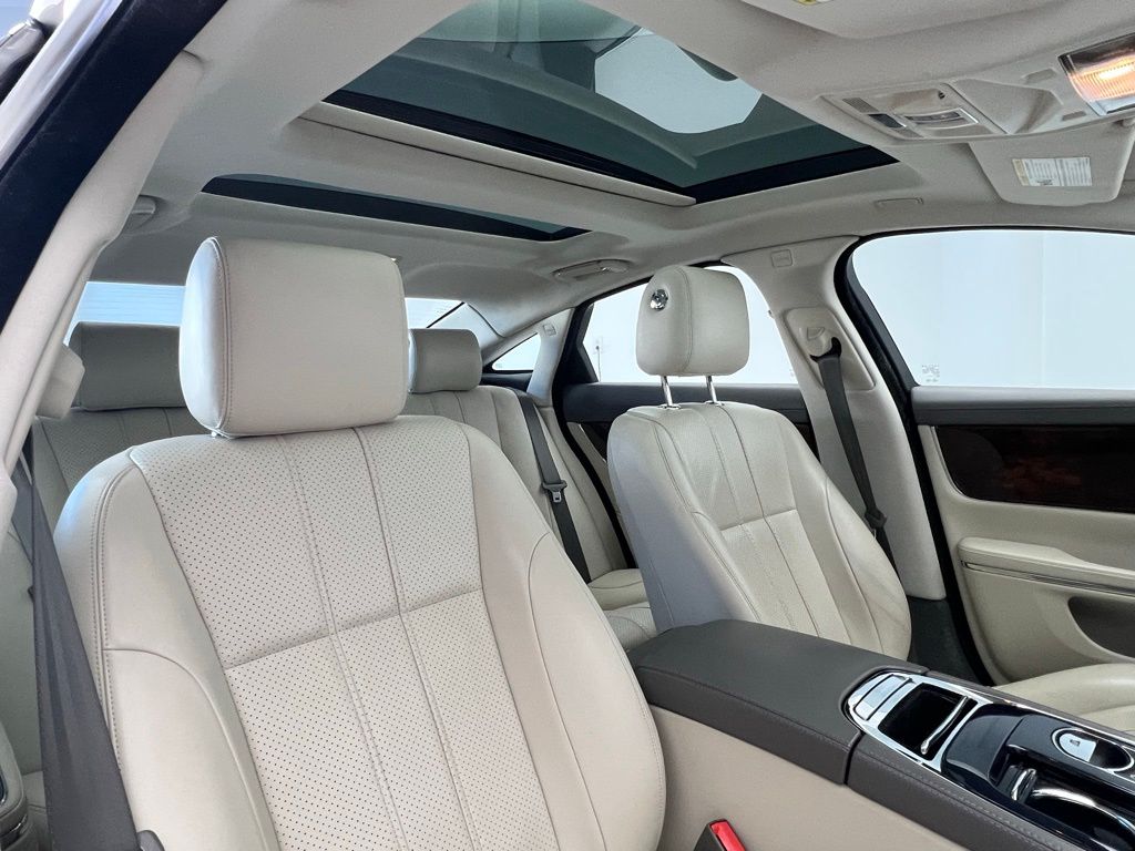 2012 Jaguar XJ Base 7