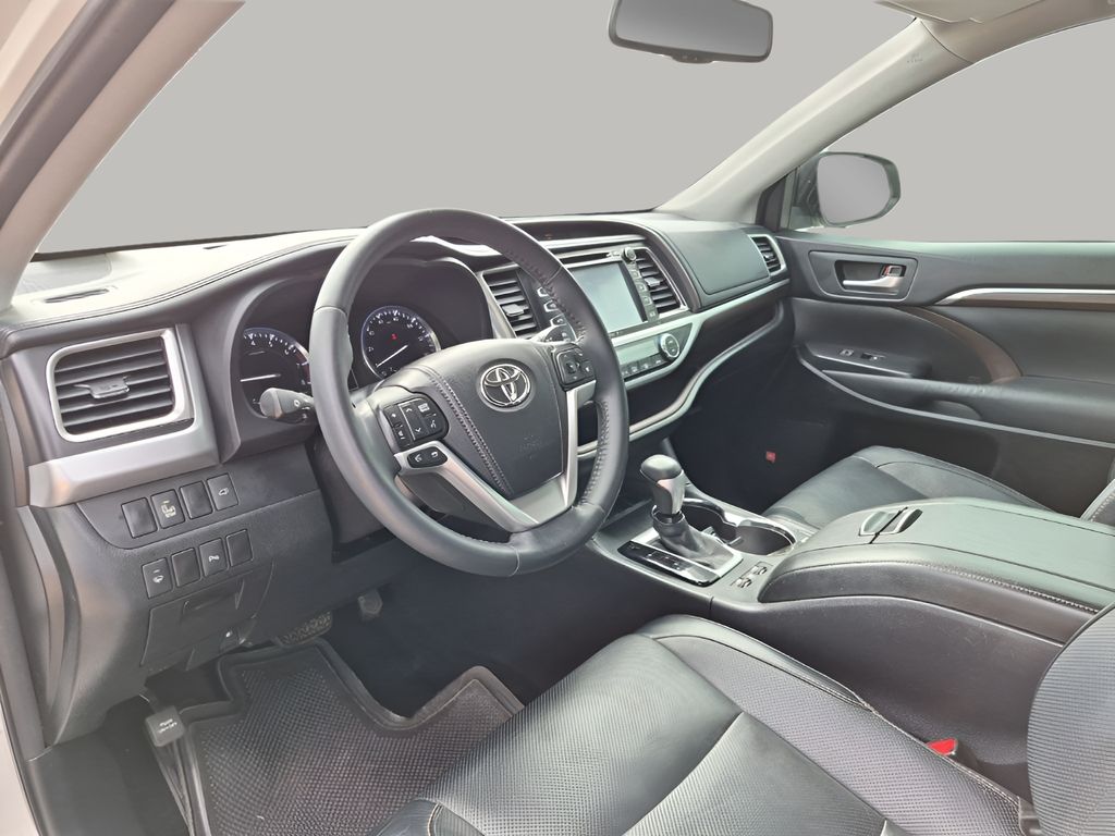 Used 2014  Toyota Limited image 30