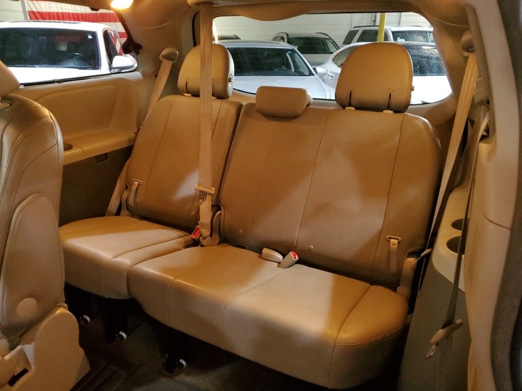 2017 Toyota Sienna XLE Premium 28