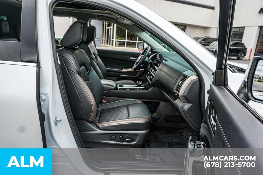 Used 2025 White Nissan Platinum image 24