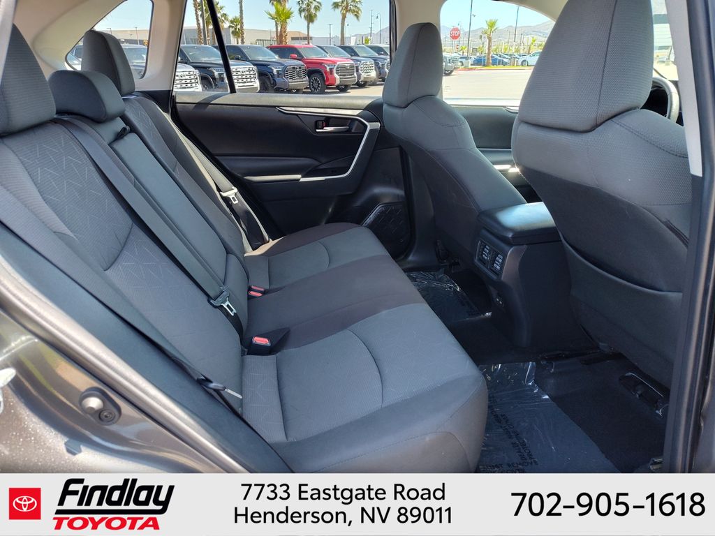 2024 Toyota RAV4 XLE - Photo 13