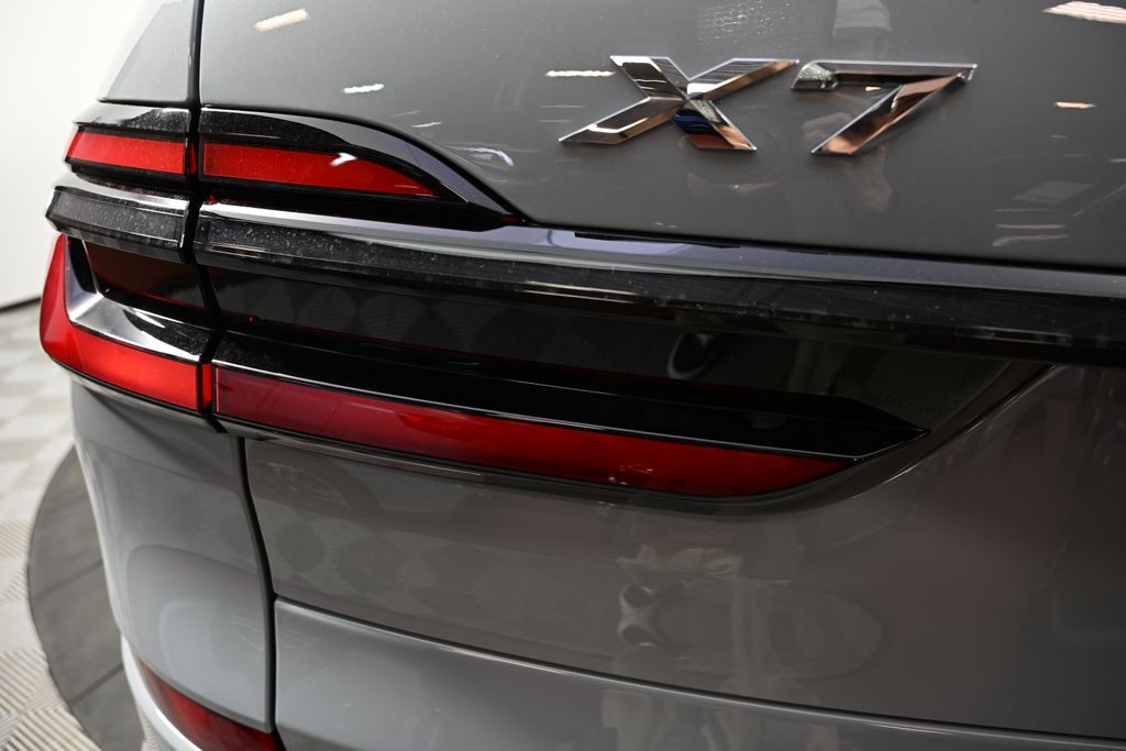 Thumbnail: 2026 BMW X7 - 11