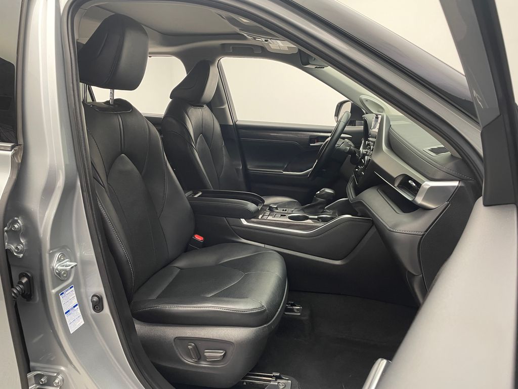 2021 Toyota Highlander Limited 18