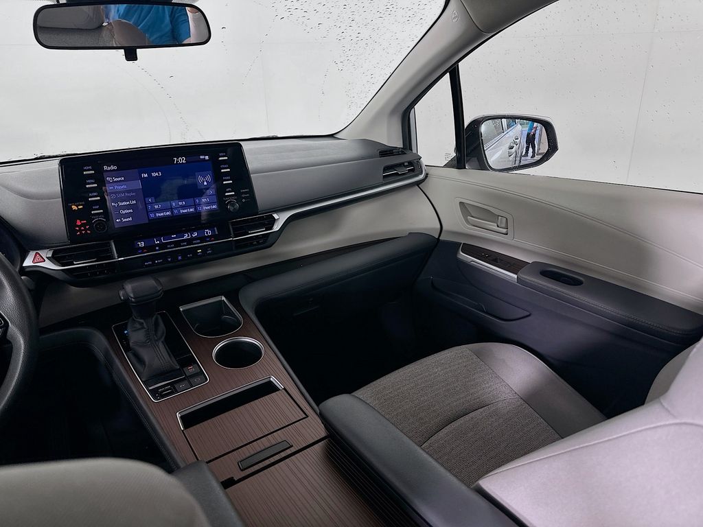 Thumbnail: 2022 Toyota Sienna - 22