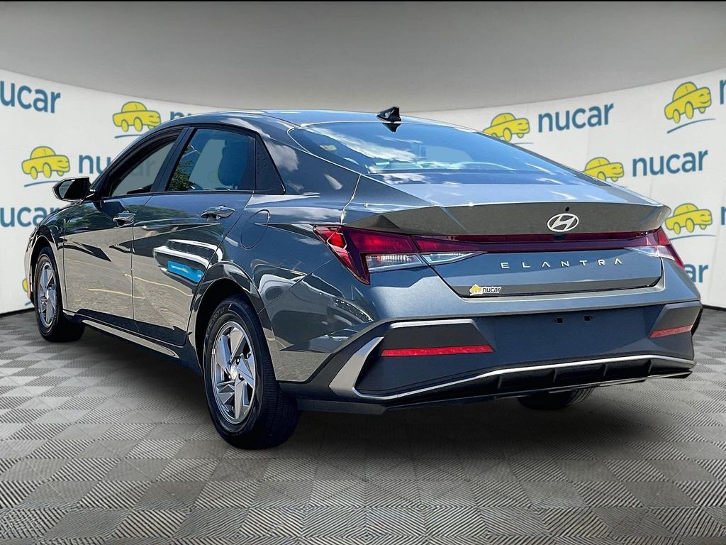2025 Hyundai Elantra — photo 4