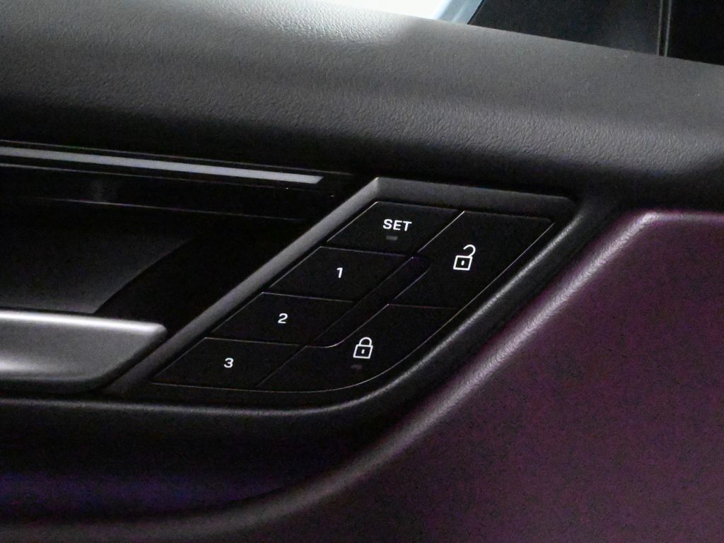 Thumbnail: 2025 Porsche Macan - 32