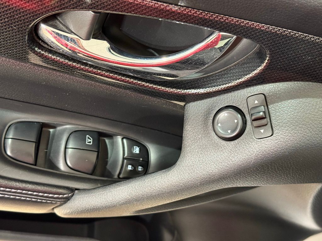 2016 Nissan Rogue SL 16