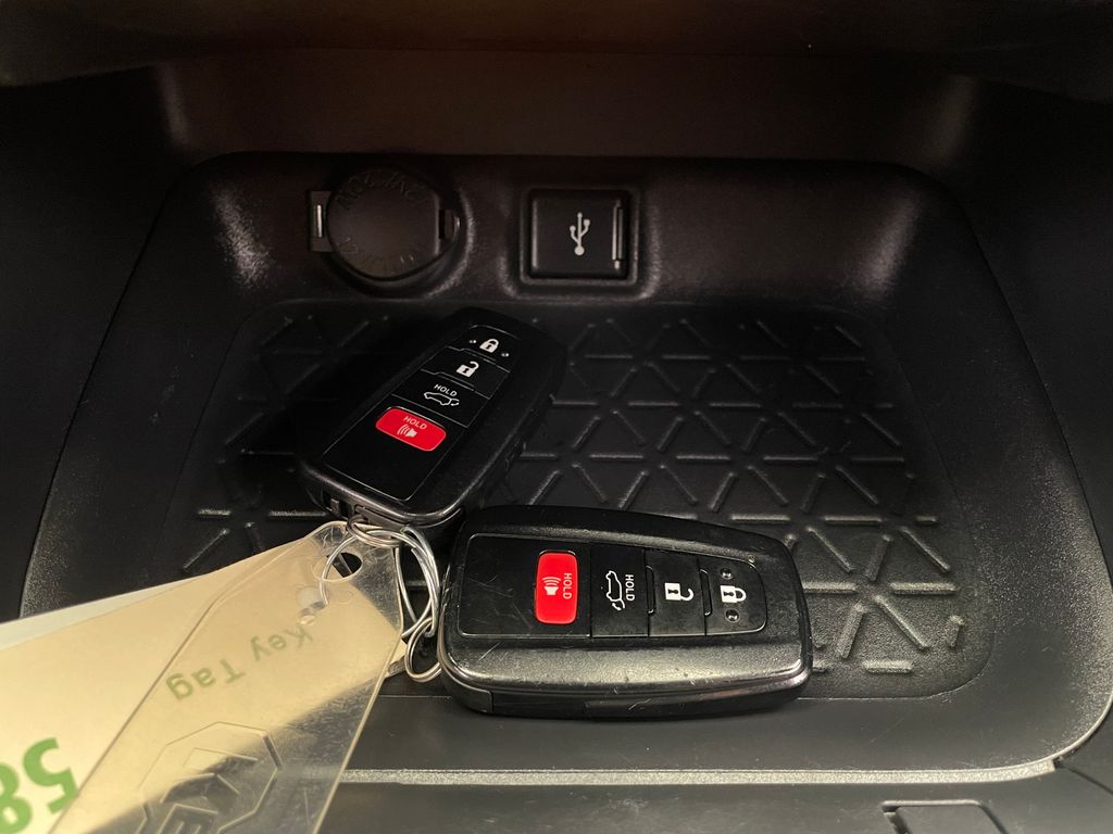 2021 Toyota RAV4 XLE Premium 28
