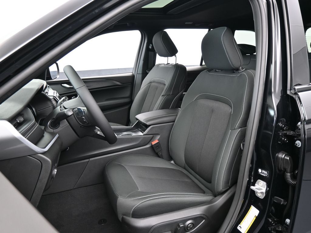 New 2026 Diamond Black Crystal Pearlcoat Jeep Laredo X image 10