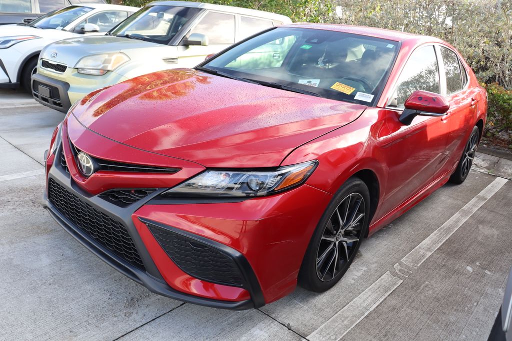 2022 Toyota Camry SE 2