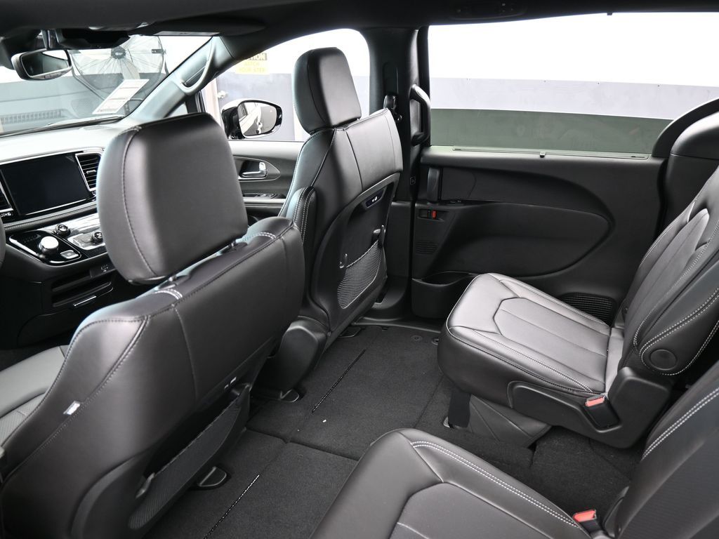 New 2026 Diamond Black Crystal Pearlcoat Chrysler Select image 29