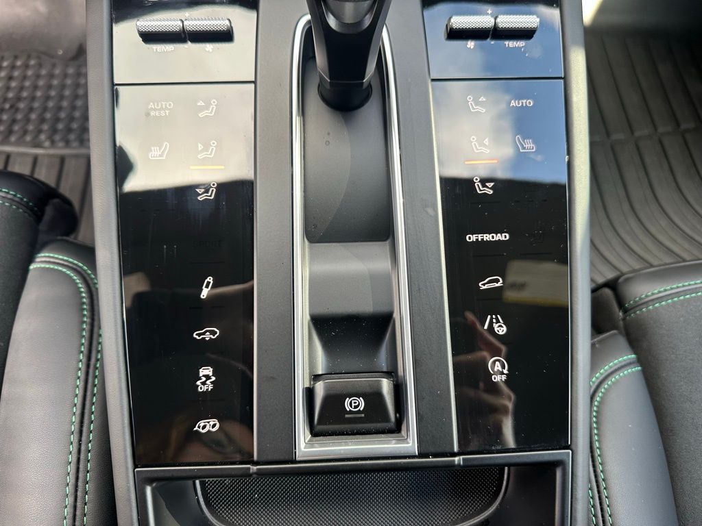 Thumbnail: 2026 Porsche Macan - 26