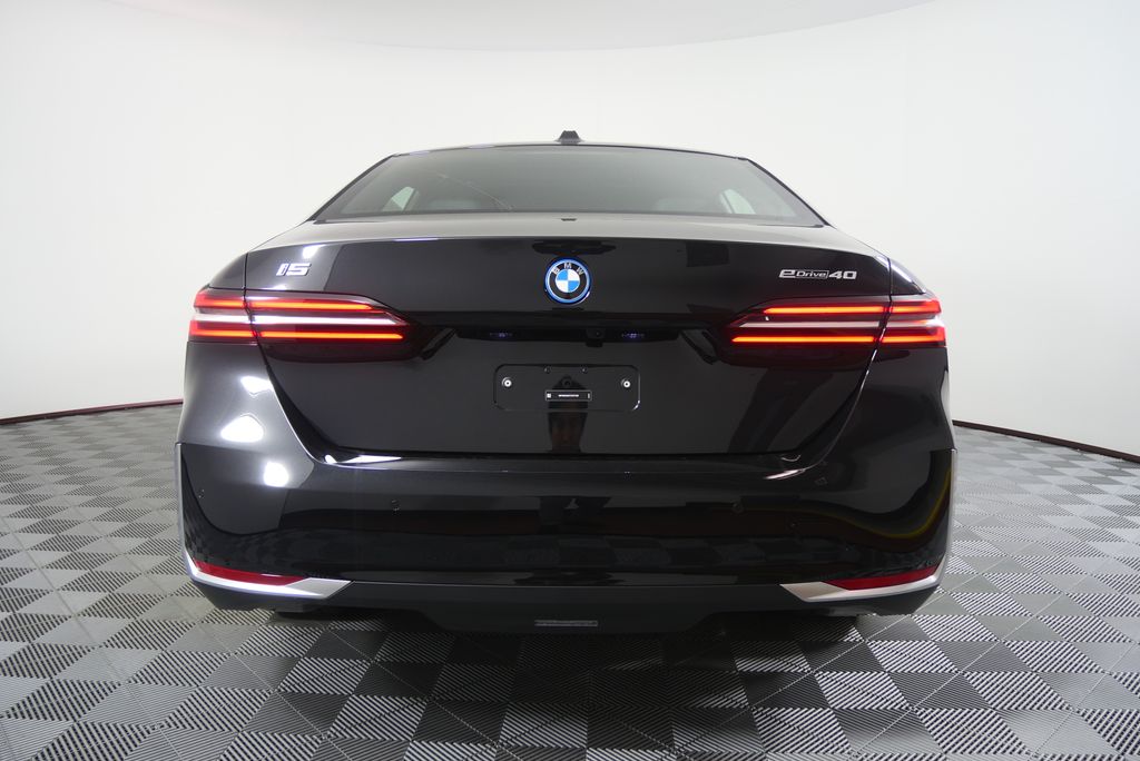 Thumbnail: 2026 BMW i5 - 4