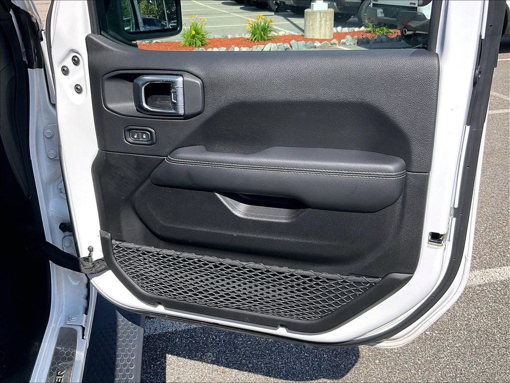 2023 Jeep Wrangler — photo 12