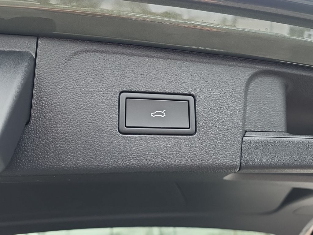 2026 Volkswagen Atlas 2.0T SE w/Technology Green at Sutliff Volkswagen