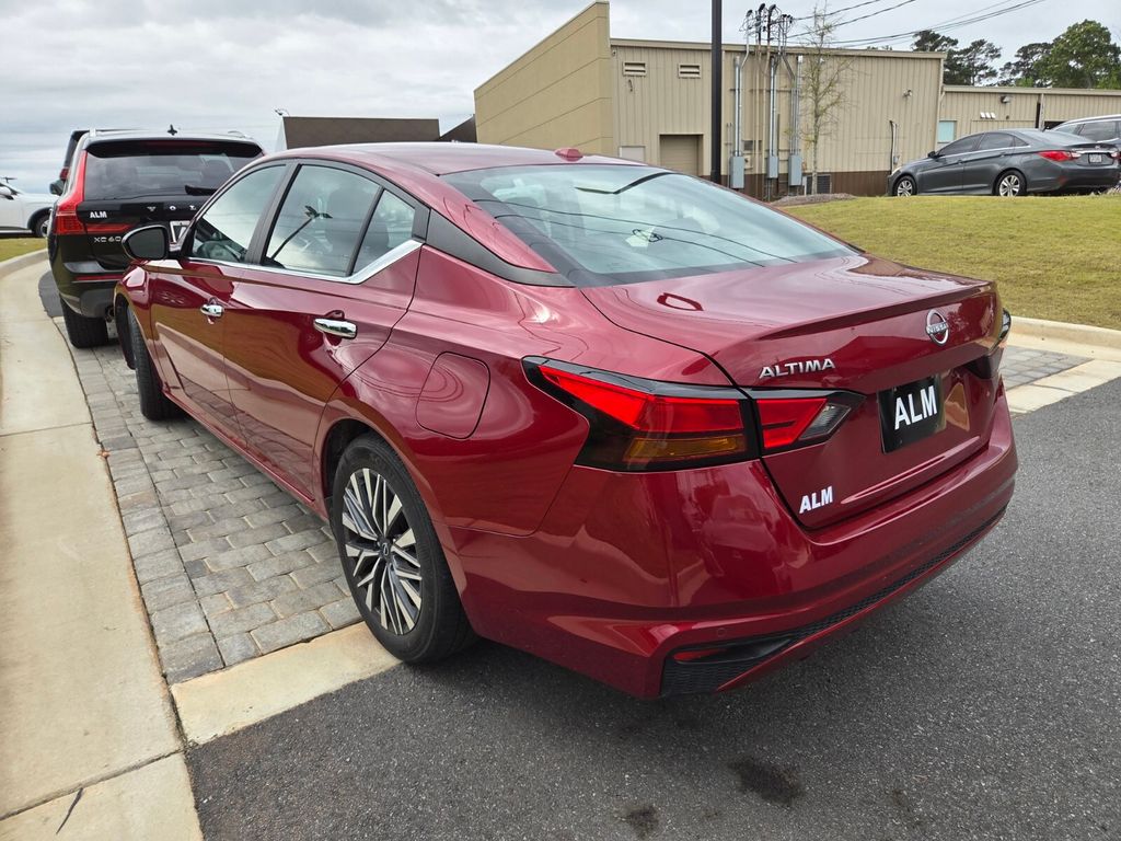 Used 2025 Red Nissan 2.5 SV image 4
